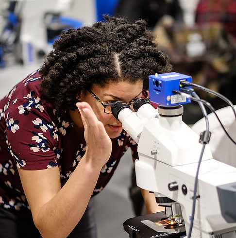 Dr. Regina Joice Cordy teaching microscopy for parasitology, Wake Forest University (USA)