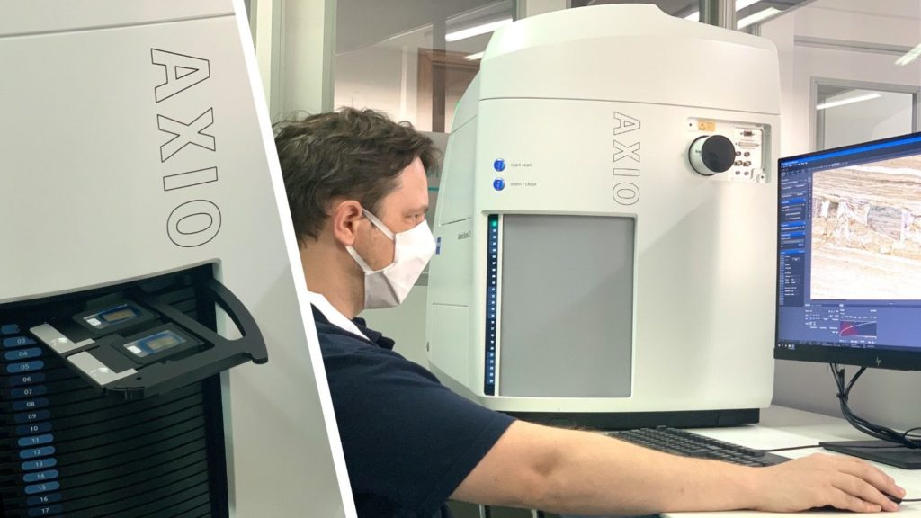 Leonardo Morejano Halfen, geologist and coordinator responsible for Solintec's petrography laboratory, analyzing a pre-salt slide at ZEISS Axioscan 7.